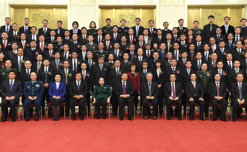 习近平等党和国家领导人会见获奖代表并合影