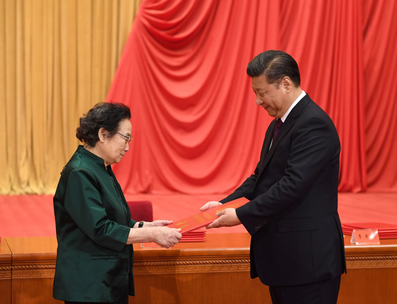 中共中央总书记、国家主席、中央军委主席习近平向获得2016年度国家最高科学技术奖的中国中医科学院屠呦呦研究员颁奖