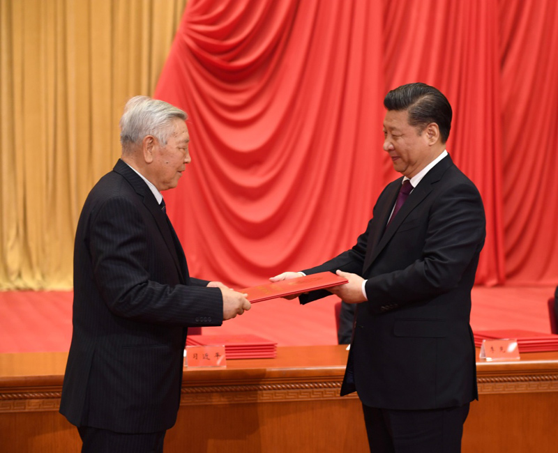 中共中央总书记、国家主席、中央军委主席习近平向获得2016年度国家最高科学技术奖的中国科学院物理研究所赵忠贤院士颁奖