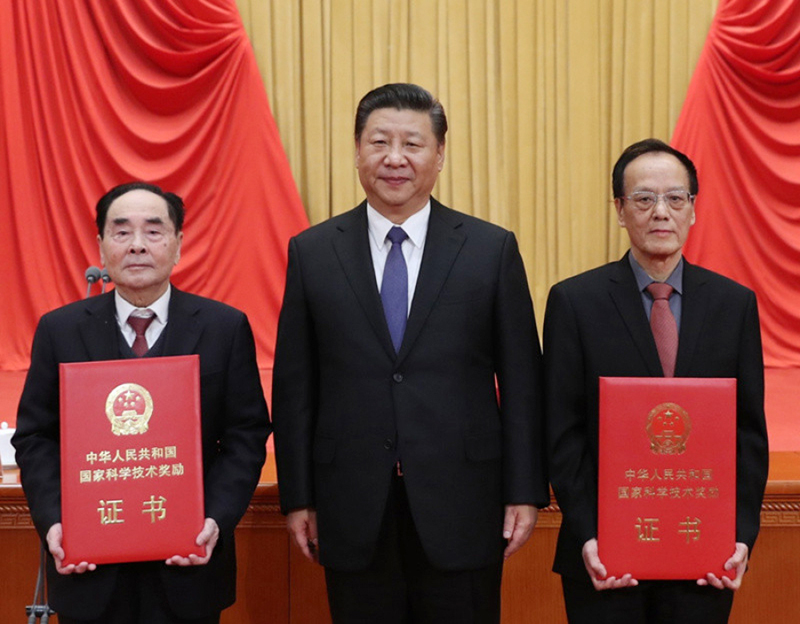 中共中央总书记、国家主席、中央军委主席习近平向获得2017年度国家最高科学技术奖的南京理工大学王泽山院士（右）和中国疾病预防控制中心病毒病预防控制所侯云德院士（左）颁发奖励证书