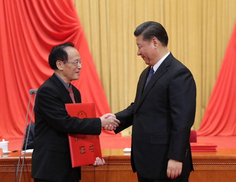 中共中央总书记、国家主席、中央军委主席习近平向获得2017年度国家最高科学技术奖的南京理工大学王泽山院士颁发奖励证书