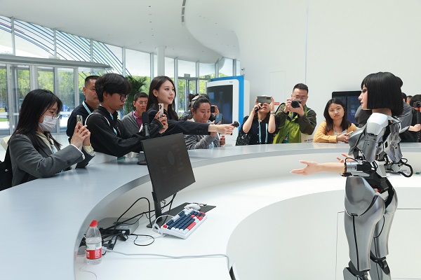 8.媒体记者在中关村国际创新中心咨询台于AIGC仿生人形机器人互动.jpg