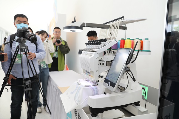 11.中关村国际创新中心内的云智能刺绣机体验项目正在刺绣文创产品.JPG
