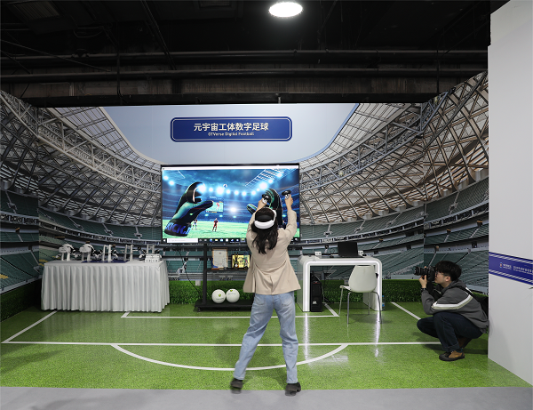 15.记者佩戴VR头显体验“元宇宙工体数字足球”.png