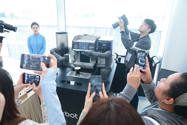 17.记者参观智能咖啡机器人.jpg