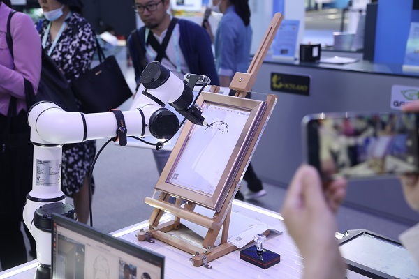 10.绘画机器人通过AI算法控制机械臂,从拍照、设计路径到绘画,自主完成创作肖像画.JPG